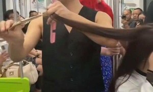 為吸粉引流，理發(fā)師在地鐵車廂里“擺拍”為女子理發(fā)，警方通報