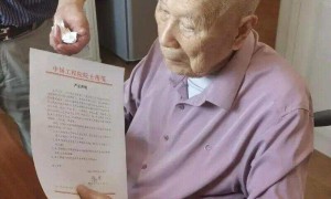 101歲院士被冒充學生的五人蹭合影？院士嚴正聲明，合影當事人回應